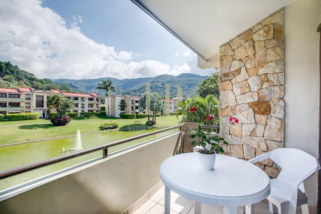 Cr Mariposa Rentals Lakeview Penthouse With Office Space, Pool, Gym, Tennis Santa Ana  Exterior photo